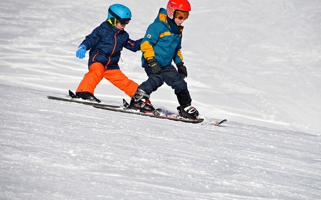 スキーに子供と初めて行くのは何歳からがおすすめ ボーゲンヘルパーやハーネスを使ってのボーゲンの教え方を紹介します 情報雑記帳